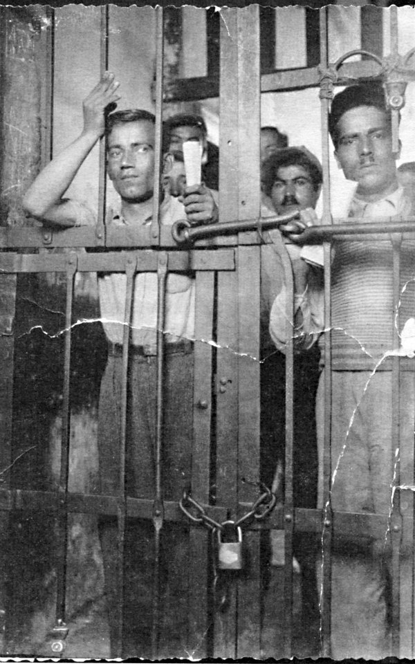 Ο Φώτης Αγγουλές πίσω από τα κάγκελα της φυλακής Φωτογραφία: Αρχείο Τρ. Μυλωνά Πηγή: Απλωταριά  