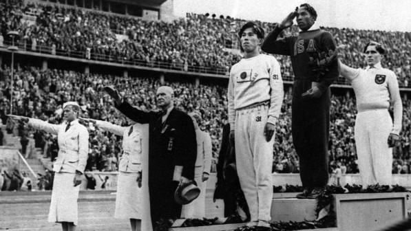 Ο Τζέσε Όουενς στο ψηλότερο σκαλί του βάθρου μπροστά στα μάτια του Χίτλερ