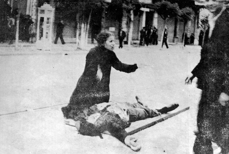 Η μάνα του δολοφονημένου καπνεργάτη Τάσου Τούση, θρηνεί πάνω απ’ το άψυχο σώμα του παιδιού της. Η φωτογραφία δημοσιεύτηκε στο Ριζοσπάστη της 10/5/1936