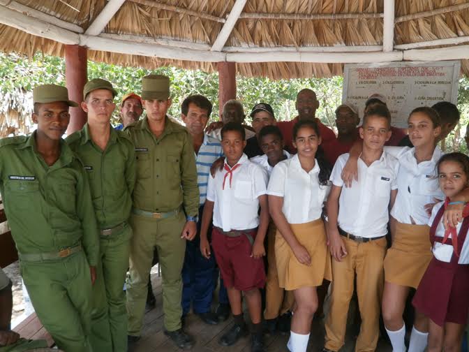 Άνδρες της ακτοφυλακής με μαθητές και μέλη των CDR στο Πινάρ ντελ Ρίο