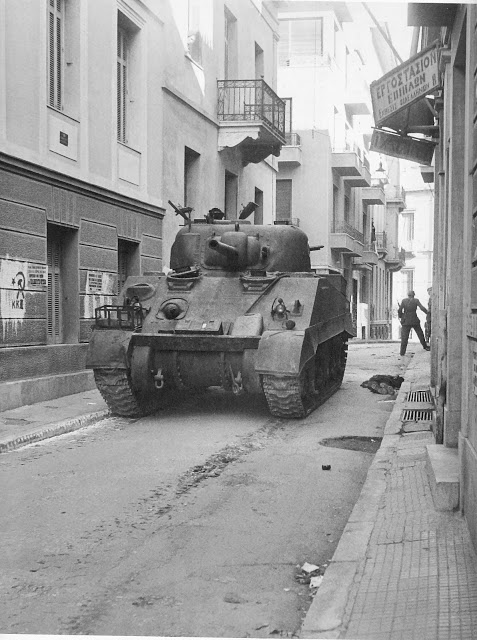 Βρετανικά άρματα μάχης στις συνοικίες της Αθήνας