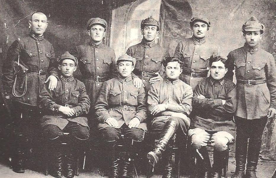 Ομάδα στρατιωτών του Κόκκινου Στρατού. Στην πίσω σειρά (κέντρο) ο Δημήτρης Ακριτίδης. 1924 (Αρχείο Ελληνισμού Μαύρης Θάλασσας)