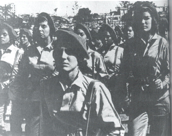 Γυναικεία μονάδα πολιτοφυλακής στην πρώτη παρέλαση της πολιτοφυλακής που έγινε στην Αβάνα, τέλη 1960. Τον Απρίλη του 1961 η εισβολή που οργάνωσε η Ουάσιγκτον στην Πλάγια Χιρόν ηττήθηκε σε λιγότερο από 72 ώρες. (Φωτογραφία από το βιβλίο)
