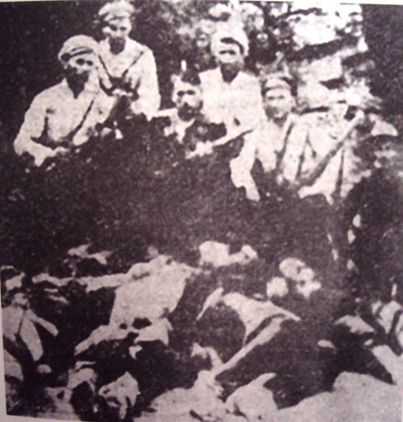 «Η συμμορία του "ήρωα της εθνικοφροσύνης" Αντών-Τσαούς με τους Βούλγαρους συμμάχους τους. Από αριστερά Ουζούνης, Γεώργιος Σκαρλατάκης, Νικόλαος Τεζόπουλος. Στη μέση και την άκρη με τα μαύρα Βούλγαροι στρατιώτες. Στα πόδια τους σφαγμένοι, οι αντιστασιακοί και μέλη του ΕΑΜ: Ηλίας Νταγνιτζής, Μιχάλης Πορφίδης, Γιουμουρτζής, Δ. Παπαδόπουλος, Τσότσογλου και Καραγιαννίδης.» Πηγή φωτογραφίας: Κόκκινος φάκελος