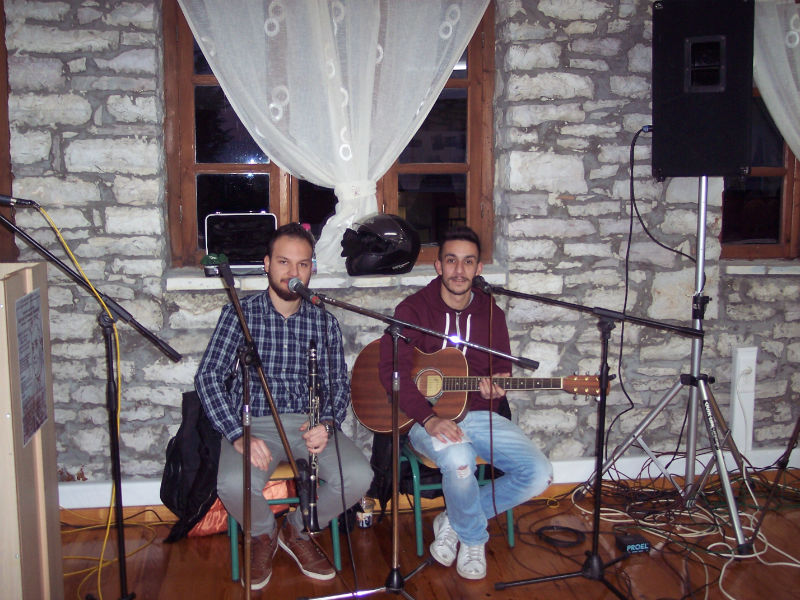 Ο Αλέξης και ο Γιώργος, φοιτητές του Τμήματος Λαϊκής και Παραδοσιακής Μουσικής του ΤΕΙ Ηπείρου