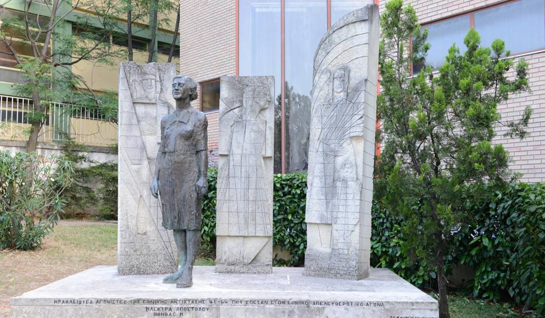 Το «Μνημείο για την Ηλέκτρα» στο Δήμο Ηρακλείου Αττικής, φιλοτεχνημένο από την Ασπασία Παπαδοπεράκη 