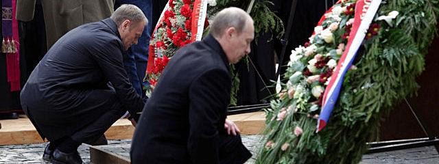 Ο ηγέτης της καπιταλιστικής Ρωσίας Βλ.Πούτιν αποτίει φόρο τιμής στους νεκρούς της «σοβιετικής θηριωδίας» στο Κατίν. Ο αντικομμουνισμός συνεχίζεται...