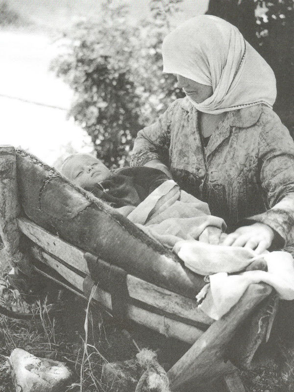 Κοιμίζοντας το μωρό στο σαμάρι, Ελασσόνα, 1968