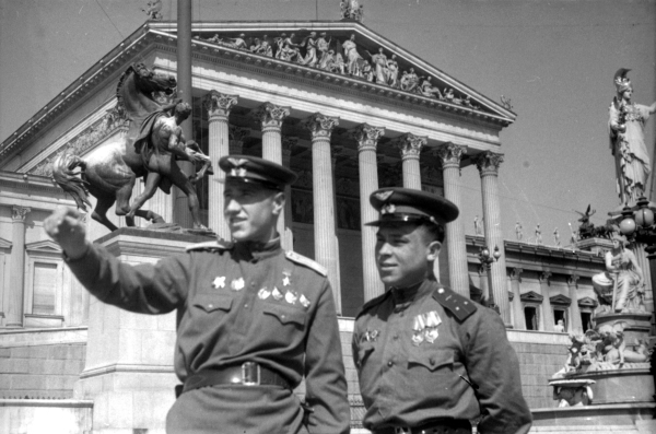 Απρίλης 1945. Σοβιετικοί αξιωματικοί μπροστά από το Κοινοβούλιο της Βιέννης. 