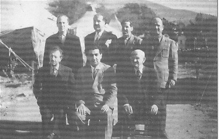 Αη Στράτης, 1951. Ο στρατηγός Στ. Σαράφης (καθιστός αριστερά) με τους άλλους εξόριστους βουλευτές της ΕΔΑ.