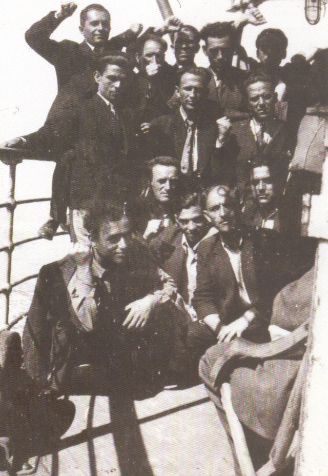 Στο καράβι για τον Αη Στράτη, 1936.