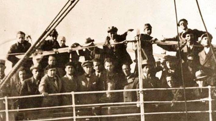 1935. Το καράβι «Μαρία Λ.» μεταφέρει εξόριστους από τη Μυτιλήνη στον Αη Στράτη. Ανάμεσά τους διακρίνονται ο Δημήτρης Γληνός και ο Κώστας Βάρναλης.