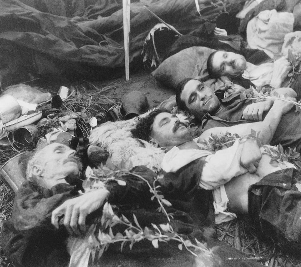 Νεκροί από κεραυνό που χτύπησε τη σκηνή τους στον 'Αη-Στράτη το 1947. Προσπαθούσαν να συγκρατήσουν τον ορθοστάτη της σκηνής. Aρχείο Βασίλη και Βύρωνα Μανικάκη. Πηγή: Μουσείο Δημοκρατίας Άγιος Ευστράτιος
