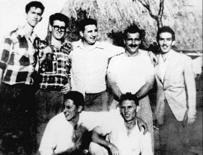 Ιούλης 1953. Ο Φιντέλ Κάστρο με συντρόφους του, κατά τη διάρκεια της προετοιμασίας της επίθεσης σε Μονκάδα – Μπαγιάμο, σε προάστιο της Αβάνας. Διακρίνονται στα αριστερά οι Αντόνιο (Νίκο) Λόπεζ και Αμπέλ Σανταμαρία και δεξιά οι Χοσέ Λουίς Τασέντε και Ερνέστο Τιζόλ. Φωτογραφία: FILES, Getty Images