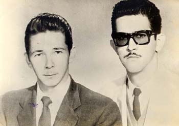 Ο Ραούλ Κάστρο και ο Αντόνιο “Νίκο” Λόπεζ στο Μεξικό, το 1956. Συμμετείχαν και οι δυο στις ταυτόχρονες επιθέσεις σε Μονκάδα (Ραούλ) και Μπαγιάμο (Λόπεζ). Ο Νίκο Λόπεζ έπεσε το 1956 μετά την απόβαση του «Γκράνμα» στα παράλια του Οριέντε.