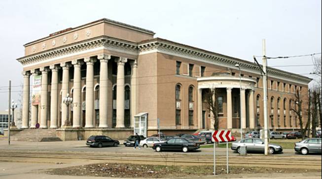 Το Παλάτι Πολιτισμού του εργοστασίου VEF σχεδιάστηκε από τον αρχιτέκτονα Νικολάι Σεμένσεβ και χτίστηκε επί σοσιαλισμού. Η φωτογραφία είναι μεταγενέστερη. Από την πρόσοψη έχουν αφαιρεθεί το έμβλημα και η σημαία της Σοβιετικής Σοσιαλιστικής Δημοκρατίας της Λετονίας.