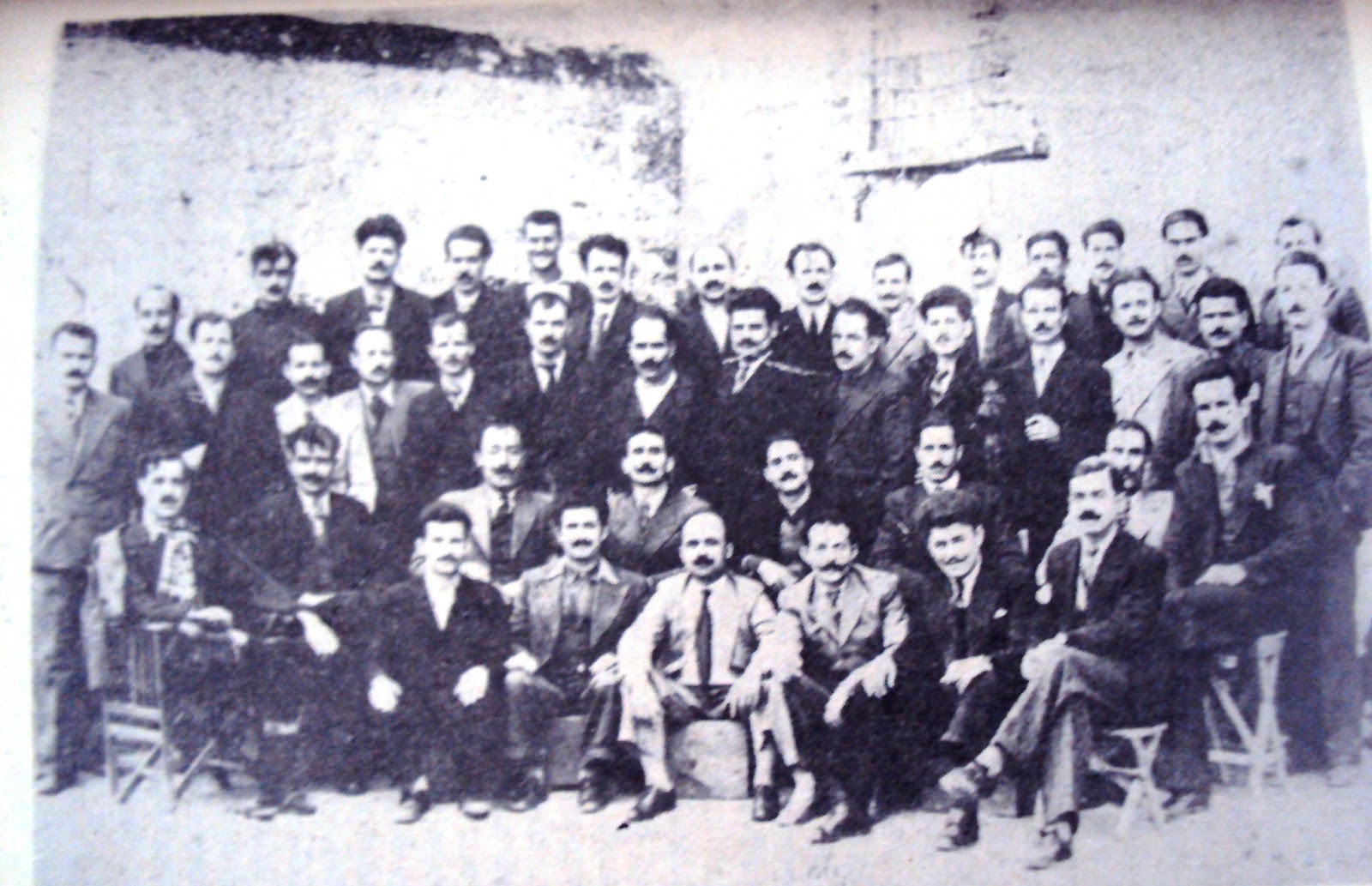 Ομάδα πολιτικών κρατούμενων που εργάζονταν στα συνεργεία της Ακροναυπλιάς. Πολλοί από αυτούς εκτελέστηκαν στην Κατοχή και τον Εμφύλιο