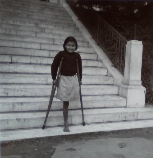 Ανάπηρο κορίτσι, Αθήνα, 1945