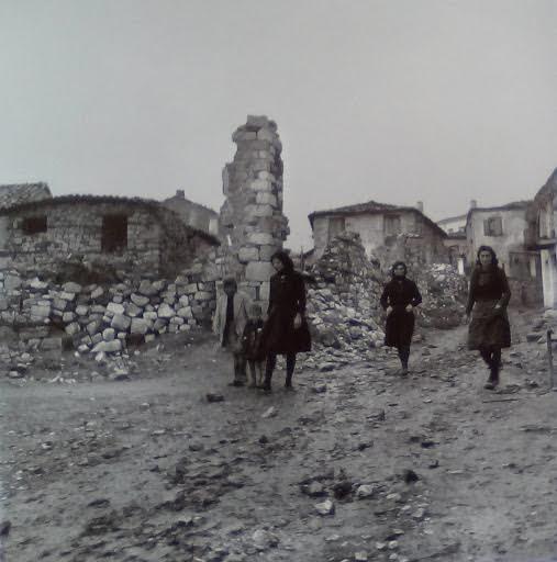 Χωρικές δίπλα σε ερείπια, 1945-47