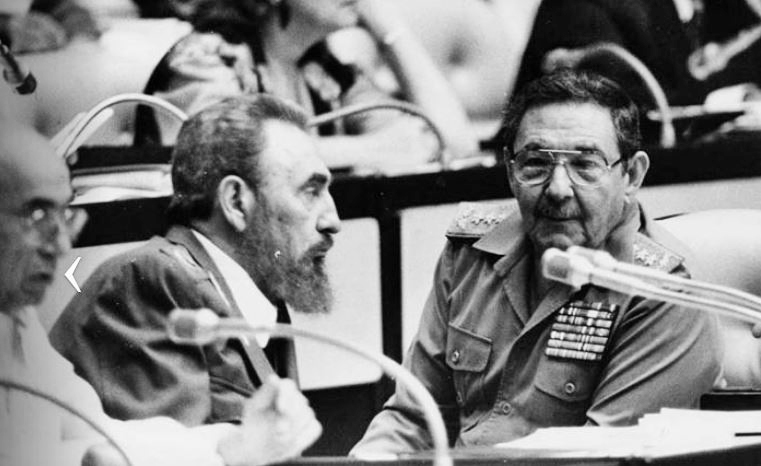 Fidel Raúl y José Machado Ventura en el V Congreso del PCC
