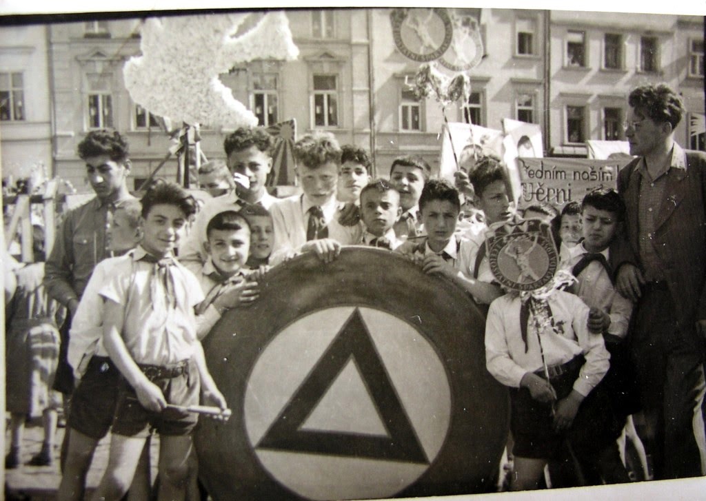 Παιδιά μαχητών του Δημοκρατικού Στρατού Ελλάδας (ΔΣΕ) που έπεσαν στη μάχη για λευτεριά και προκοπή του λαού, στο έδαφος φιλόξενης Λαϊκής Δημοκρατίας (μάλλον Ουγγαρία).