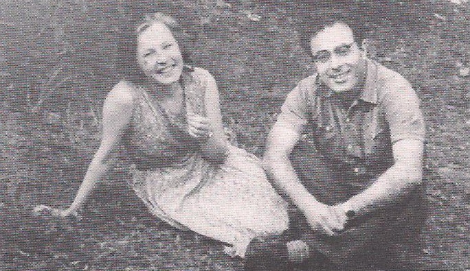 ​Με τη Σόνια Ιλίνσκαγια στο σανατόριο Σοφράνοβο της Μπασκιρίας (1959). Η φωτογραφία από το περιοδικό Διαβάζω, τεύχος 501, Νοέμβριος 2009 