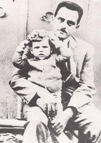 Mε τον πατέρα του στη Μυτιλήνη, το 1928