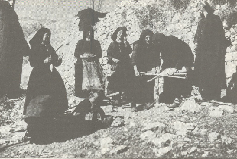 ΘΕΣΣΑΛΙΑ: Καραγκούνες με ψαθαργαλειό (Καρδίτσα, 1948)
