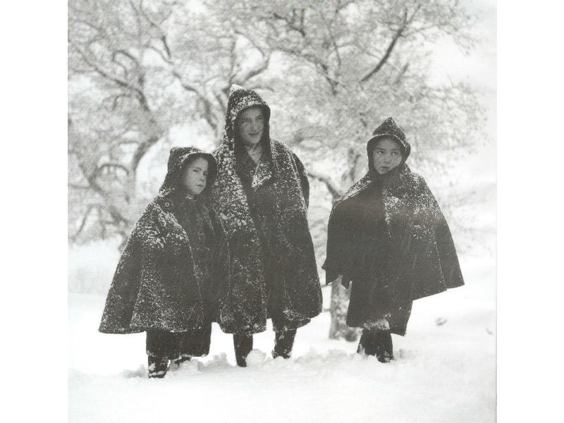 Με τις κάπες στο χιόνι, Μέτσοβο, 1976