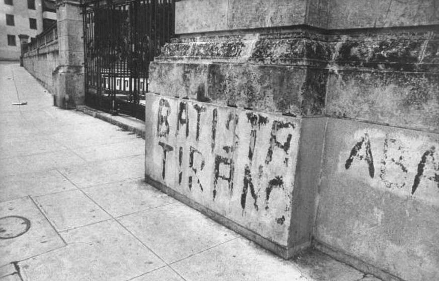 Σύνθημα ενάντια στον δικτάτορα Μπατίστα, στην είσοδο του Πανεπιστημίου της Αβάνας. Φωτογραφία: Joseph Scherschel, Getty Images