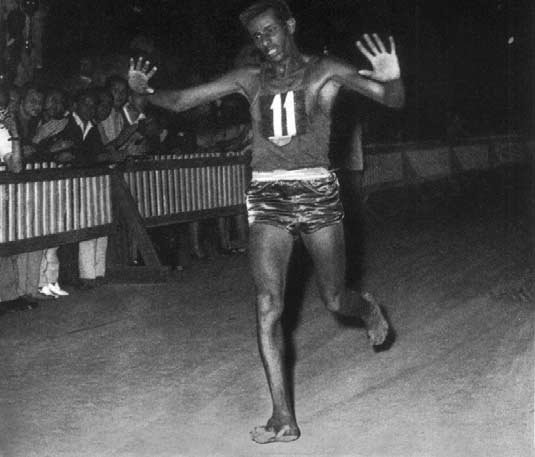 Abebe_Bikila_maratona_olimpica_Roma_1960