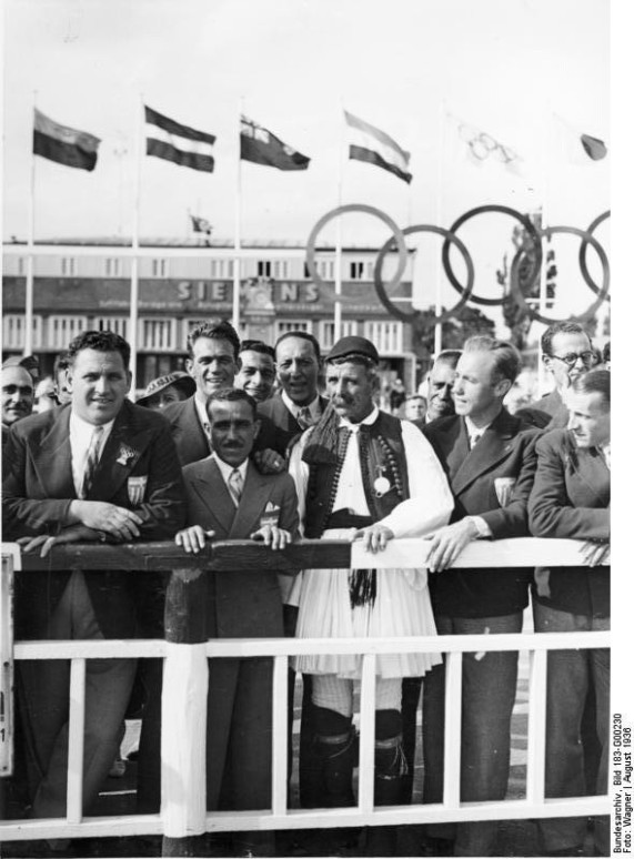 Ankunft des griechischen Prinzen Paul auf dem Flughafen Tempelhof. Der Olympiasieger im Marathonlauf von 1896, Spiridon Louis, mit griechischen Olympiakämpfern in Erwartung des Prinzen Paul. 1936