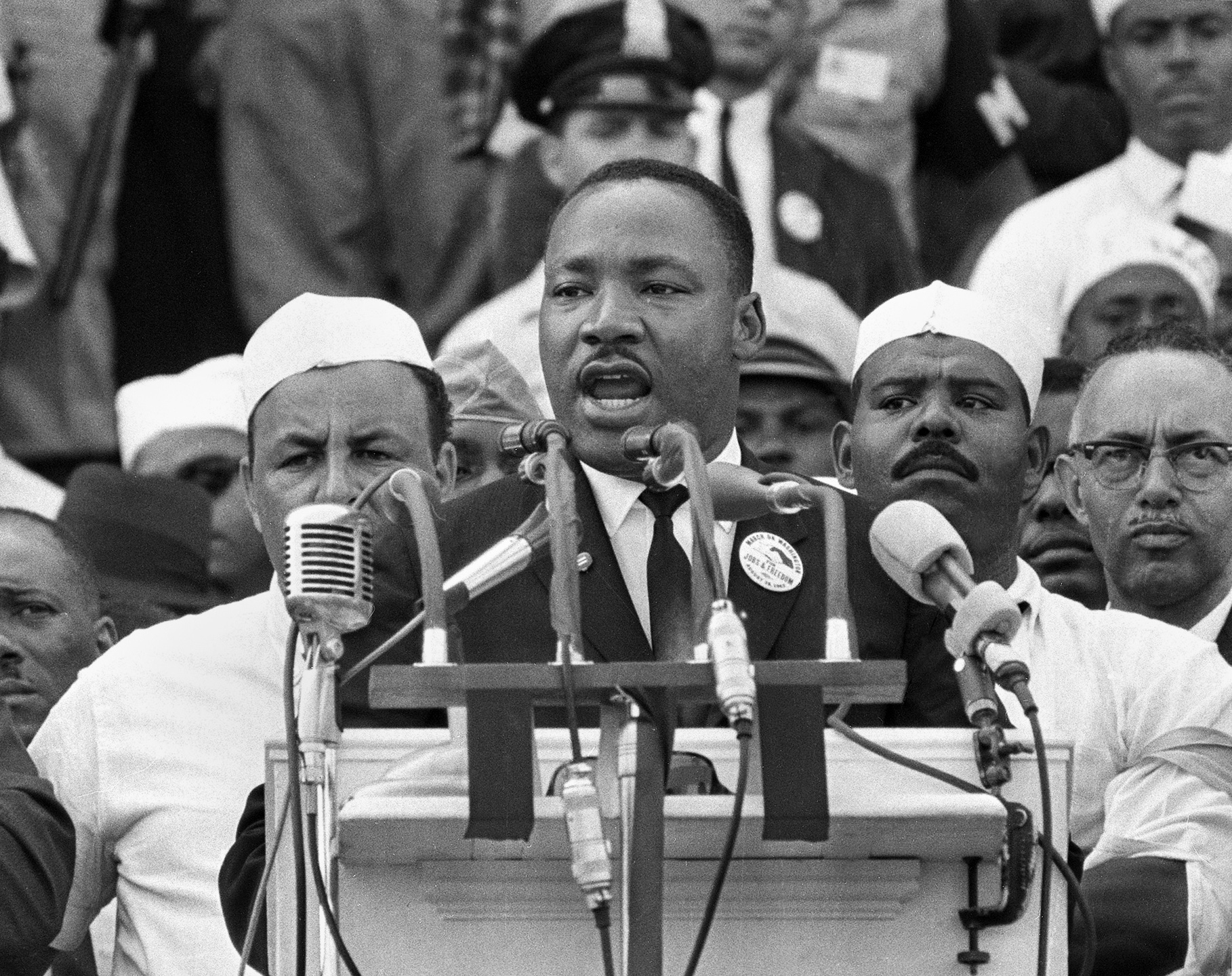 Ο Μάρτιν Λούθερ Κινγκ εκφωνεί τον περίφημο λόγο του που έμεινε γνωστός ως «Έχω ένα όνειρο» («I have a dream»), κατά τη διάρκεια πορείας υπέρ των δικαιωμάτων των Αφροαμερικανών, στο Μνημείο του Λίνκλον, στην Ουάσινγκτον, το 1963. Στην πορεία συμμετείχαν περισσότερα από 200.000 άτομα. (AP Photo / Καθημερινή)  