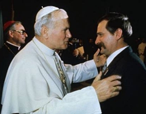 Ο "πρωτομάστορας" της αντεπανάστασης Λεχ Βαλέσα με τον συμπατριώτη του Πάπα Ιωάννη Παύλο.