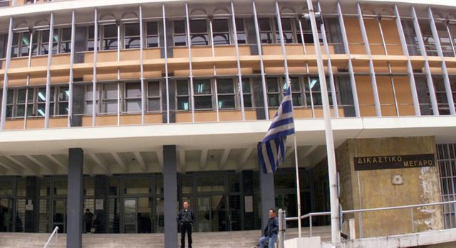 Δικαστήριο στη Θεσσαλονίκη υιοθέτησε τη λογική των δύο άκρων και καταδίκασε  ΚΝίτες που δέχτηκαν επίθεση από Χρυσαυγίτες - Ατέχνως
