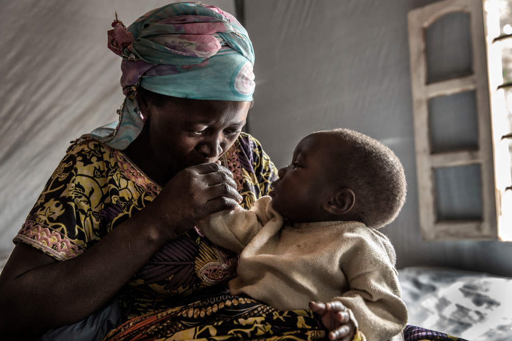 Λαϊκή Δημοκρατία Κονγκό: Μια μητέρα σε τρυφερή στιγμή με το μωρό της στη μονάδα των Γιατρών Χωρίς Σύνορα στην Κατάνα. Πριν από τη δημιουργία της μονάδας αυτής, η θεραπεία για τη χολέρα κόστιζε περίπου 35 δολάρια. Πολλοί ασθενείς από τις αγροτικές περιοχές γύρω από την Κατάνα δυσκολεύονταν πολύ για να καλύψουν το κόστος και ως εκ τούτου έπρεπε να περιμένουν πολύ για να λάβουν θεραπεία. (Οκτώβριος 2017). πηγη: Marta Soszynska/MSF
