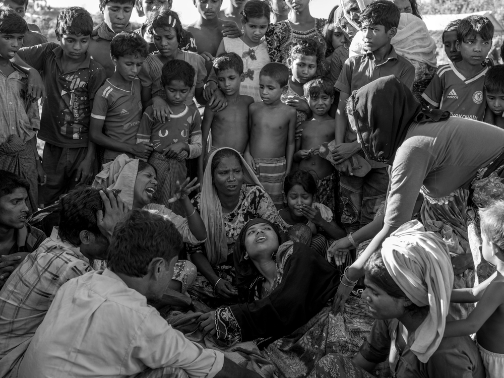 Μπανγκλαντές: Οι συγγενείς της Αμίνα Κατούν, μιας 60χρονης πρόσφυγα Ροχίνγκια, που πέθανε από επιπλοκές που συνδέονται με τον υποσιτισμό, πενθούν δίπλα από τη σορό της στον καταυλισμό Μπαλουκχαλί. (Οκτώβριος 2017). πηγη: Moises Saman/Magnum Photos for MSF