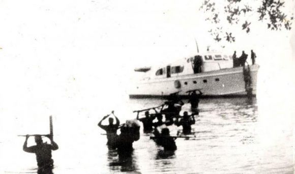 Οι αποστολείς του σκάφους Granma αποβιβάζονται από το Los Cayuelos, δύο χιλιόμετρα από την παραλία Las Coloradas, στην ανατολική Κούβα, στις 2 Δεκεμβρίου 1956. Πηγή: εφημερίδα Granma.
