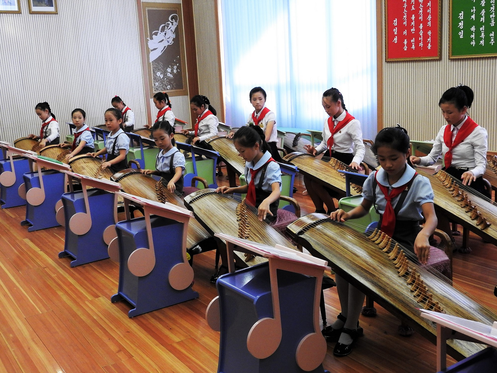 Μαθαίνοντας το παραδοσιακό κορεατικό μουσικό όργανο Kayagun.