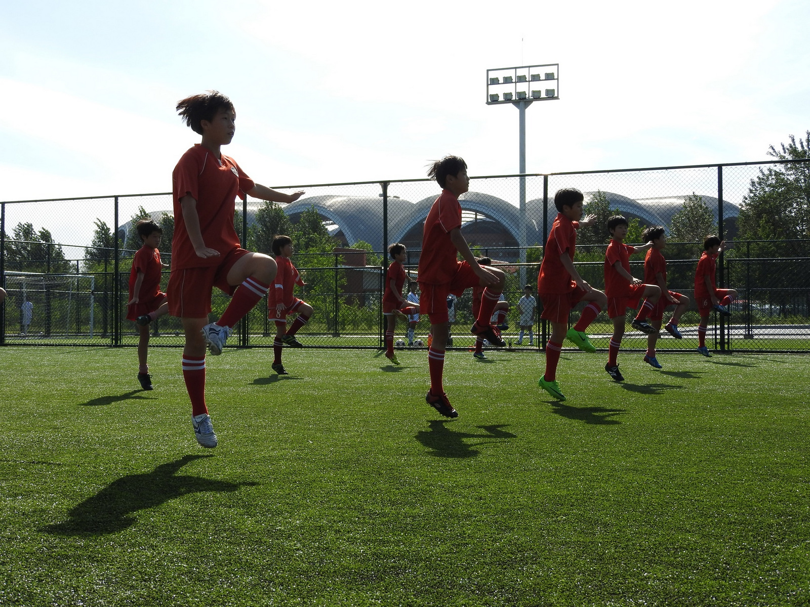 Ζέσταμα και ασκήσεις γυμναστικής νεαρών αθλητών στη Διεθνή Ποδοσφαιρική Ακαδημία της Πιονγιάνγκ, με εγκαταστάσεις που δεν έχουν να ζηλέψουν τίποτα από αυτές δυτικών χωρών.