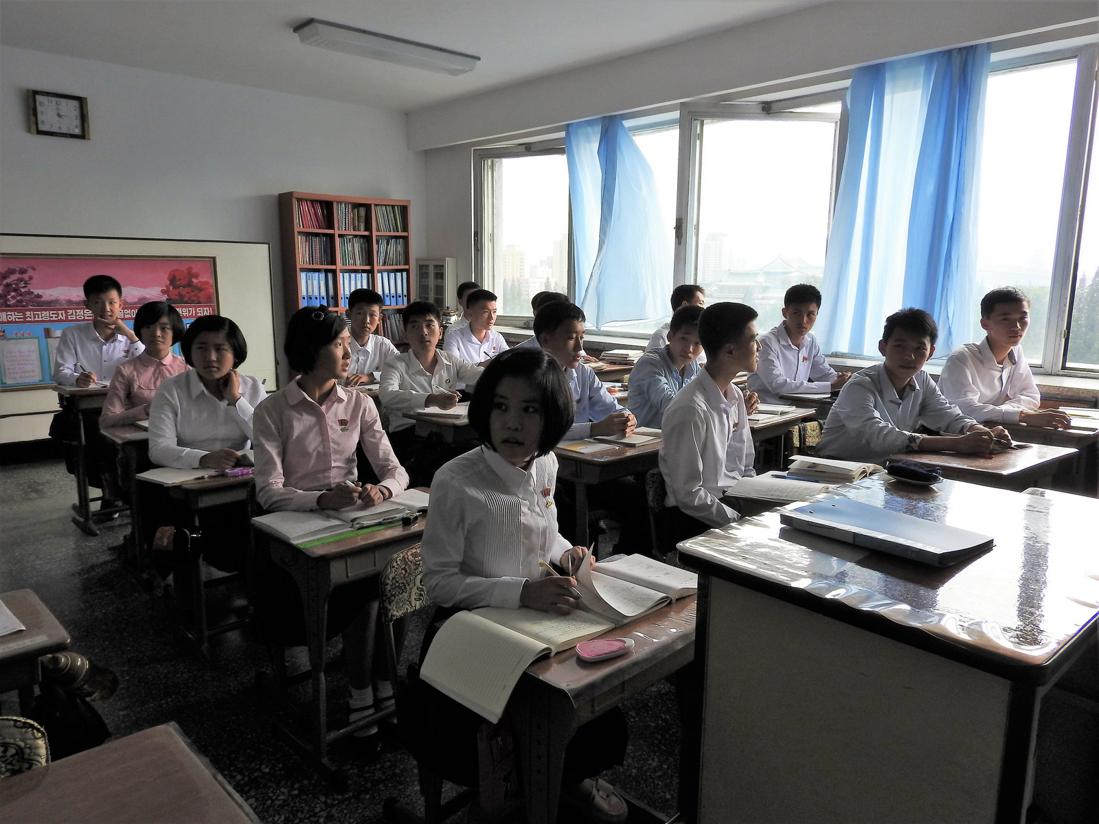 Μαθητές γυμνασίου σε σχολείο της πρωτεύουσας. Οι βορειοκορεάτες μαθητές μίλησαν για την ανάγκη να υπάρξει ειρήνη και να πάψουν οι απειλές ενάντια στη χώρα τους