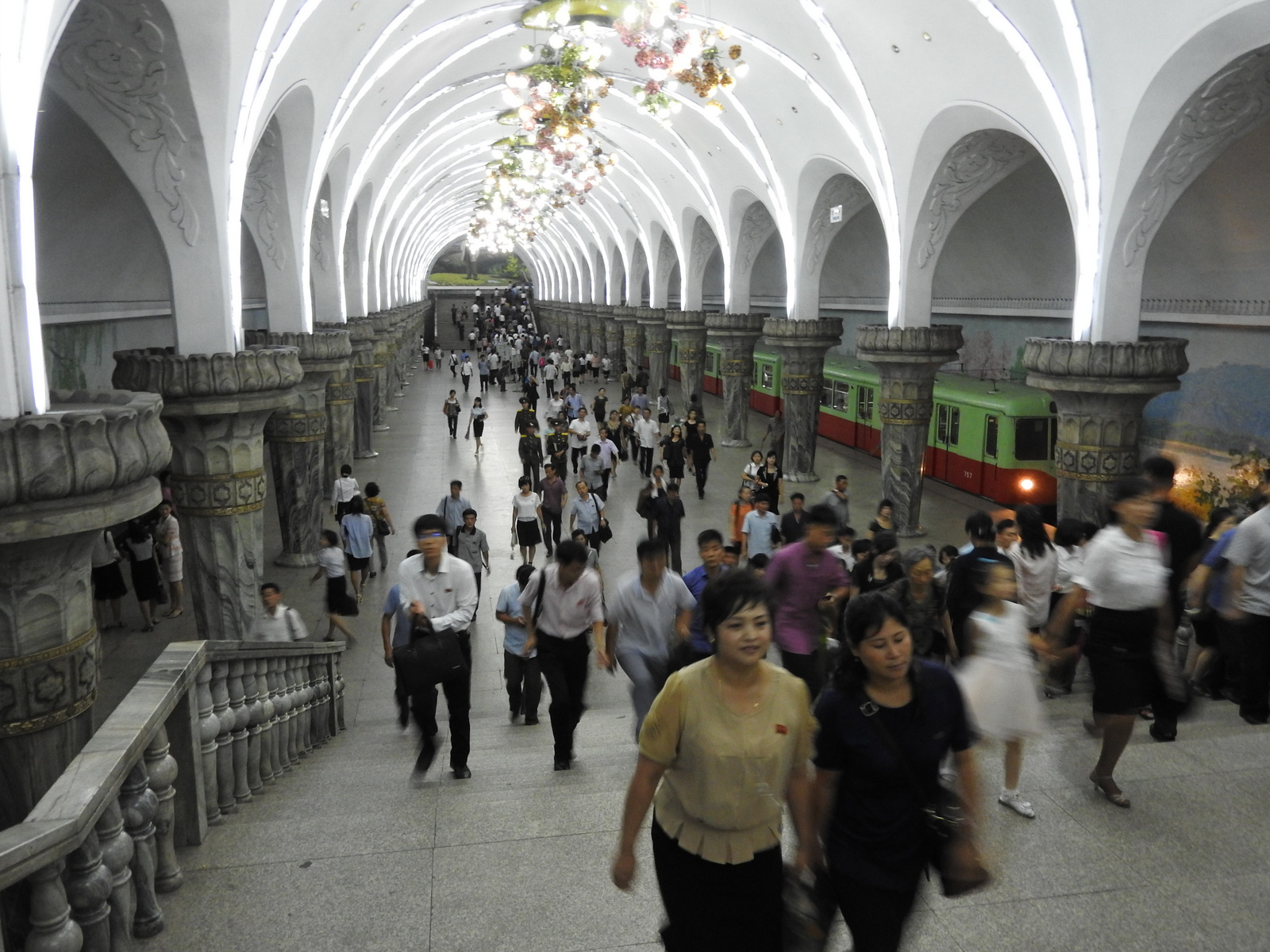Κεντρικός σταθμός του μετρό της Πιονγιάνγκ, το οποίο διακρίνεται για την απλότητα του, την όμορφη αισθητική, με έντονη την παρουσία του μάρμαρου και των τοιχογραφιών. 