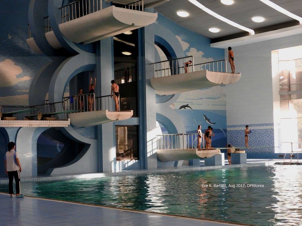 Κολύμβηση και αθλητισμός στην Ακαδημία Mangyongdae της Πιονγιάνγκ.