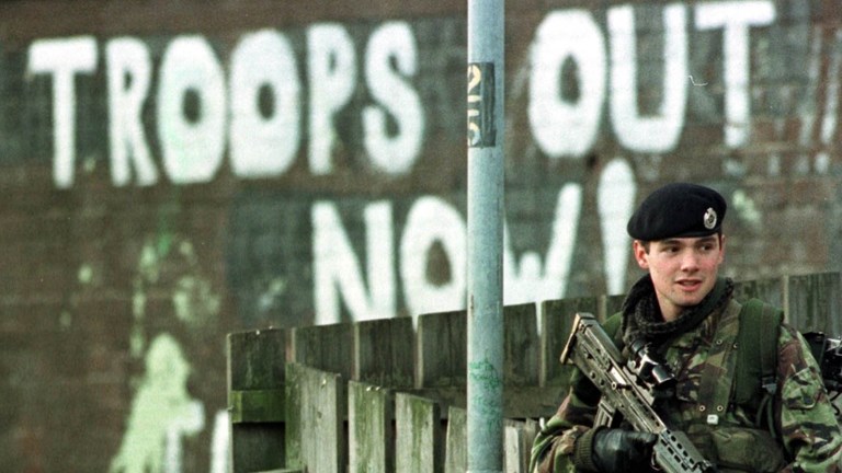 Σύνθημα στον τοίχο: Να φύγουν τα αγγλικά στρατεύματα.
