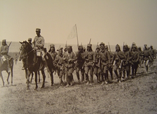 Έλληνες στρατιώτες της 9ης Μεραρχίας διασχίζουν την Αλμυρά Έρημο, Αύγουστος 1921.