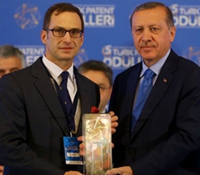 Βραβεύοντας το κεφάλαιο. Ο Ερντογάν με τον αντιπρόεδρο του ομίλου Koç, Ομέρ Κοτς.