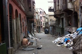 Φτωχογειτονιά στην περιοχή Μπέγιογλου, στο κέντρο της Κωνσταντινούπολης. 