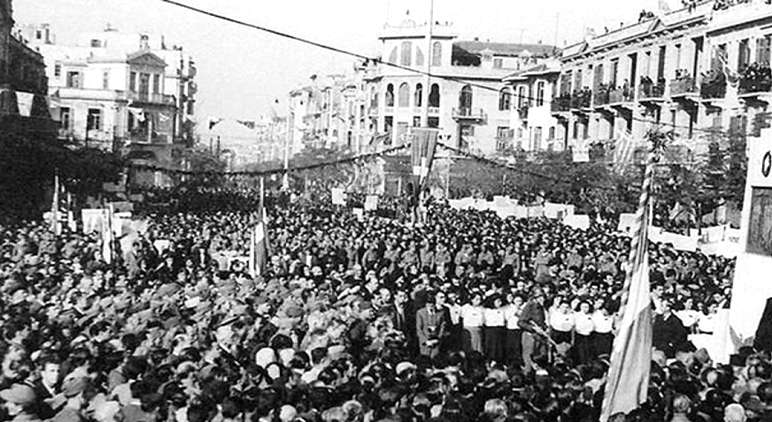 Πλήθος κόσμου γιορτάζει την απελευθέρωση, από τον ΕΛΑΣ, της Θεσσαλονίκης, 30 Οκτώβρη 1944. 