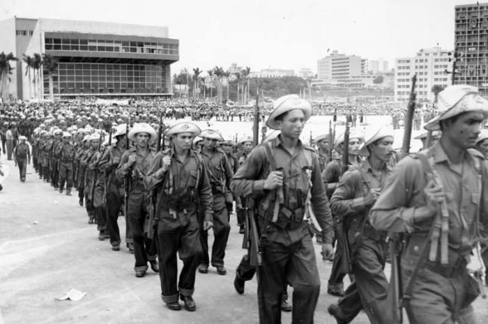 Primero de Mayo Patria o Muerte en el año 1960 Milicianos desfilando por la Plaza de la Revolución