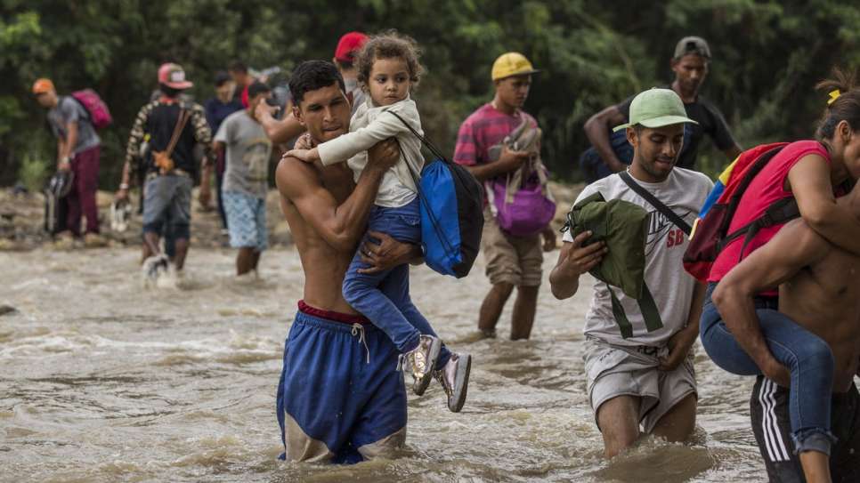Βενεζουέλα διασχίζοντας τον ποταμό Tachira αναζητώντας τροφή και "ασφάλεια"